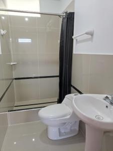 y baño con aseo, lavabo y ducha. en Casa Alojamiento Virreynal en San Ramón