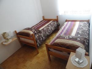En eller flere senge i et værelse på Apartma Skubin