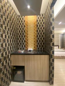 a bathroom with a counter and a sink in a room at Yuan Chyau Motel in Taichung