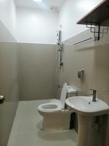 uma casa de banho com um WC e um lavatório em Baki Divers and Beach Resort em Dauin
