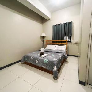 1 dormitorio con 1 cama en una habitación en P3K Suites Budget Hotel en Manila