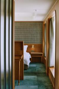 ein Hotelzimmer mit einem Bett und einem Schreibtisch in der Unterkunft 天下南隅 Provintia Hotel in Tainan