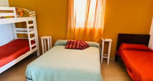 1 dormitorio con 2 literas y ventana en Cabañas Mirador del Dique en Termas de Río Hondo