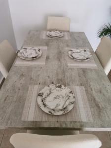 a table with three plates on top of it at Habitación privada en zona exclusiva in Panama City