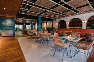Restaurace v ubytování Ramayana Suites and Resort