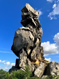 um monte de pedras contra um céu azul em RuheZeit - inclusive Pool & Sauna em Bad Harzburg