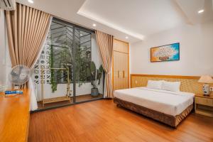 ダナンにあるMay Home Apartment Da Nangのベッドルーム1室(ベッド1台、大きな窓付)