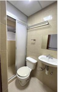 ein Bad mit einem WC und einem Waschbecken in der Unterkunft Habitación económica y pequeña con baño privado cerca del Centro Histórico in Mexiko-Stadt