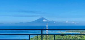 uma vista para uma montanha no oceano a partir de uma varanda em Villa Aryaguna em Senggigi