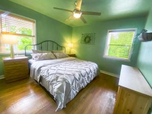 a bedroom with a bed and a ceiling fan at Private House in Sacramento. Only 2mins to Freeway! in Sacramento
