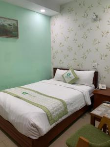 เตียงในห้องที่ Green Park Hotel Quy Nhon