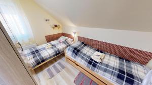 A bed or beds in a room at Silver Zsóry Apartman