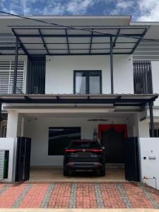 ein in der Garage eines Hauses geparkt in der Unterkunft Luxe J Homestay in Taiping