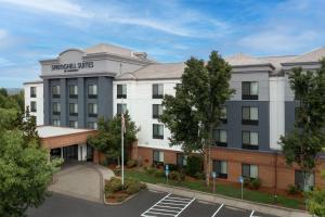 een uitzicht op een hotel met een parkeerplaats bij SpringHill Suites by Marriott Portland Hillsboro in Hillsboro