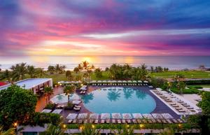 Una vista aérea de un resort con piscina y sillas. en Pullman Phuket Karon Beach Resort, en Karon Beach