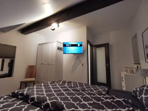 Postel nebo postele na pokoji v ubytování Skyline klimatisierte Dachgeschoss-Wohnung in Dornbirn mit Blick ins Rheintal