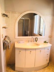 bagno con lavandino e specchio di White Manor Motel a Cooma