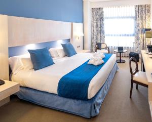 A bed or beds in a room at Hotel Nuevo Boston