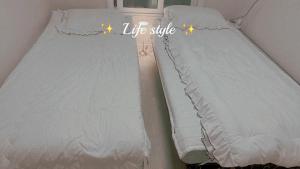 2 Betten nebeneinander in einem Zimmer in der Unterkunft A-one in Seoul