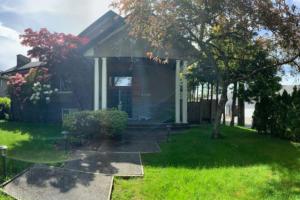 Κήπος έξω από το Westside Pool Home-8 min to Downtown, Yard Parking