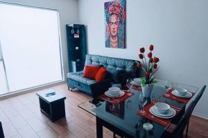 un soggiorno con tavolo e divano di Secure, central and quiet apartment work or travel a Città del Messico