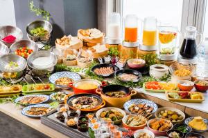 un buffet con muchos tipos diferentes de comida en una mesa en HOTEL MYSTAYS Sapporo Susukino, en Sapporo