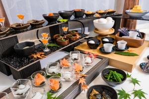 um buffet de comida e bebidas numa mesa em HOTEL MYSTAYS Sapporo Susukino em Sapporo