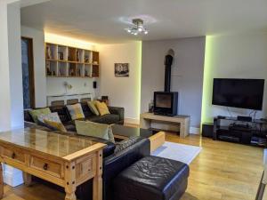 TV a/nebo společenská místnost v ubytování Detached 4 Bedroom Luxury Home