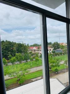 une fenêtre avec vue sur un parc dans l'établissement HomeStay KV2, à Bình Thủy