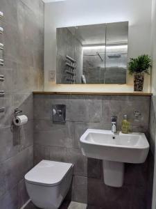 y baño con aseo y lavamanos. en Detached 4 Bedroom Luxury Home, en Halifax