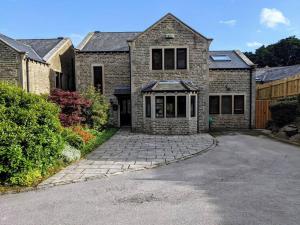 ein Backsteinhaus mit einer Einfahrt davor in der Unterkunft Detached 4 Bedroom Luxury Home in Halifax