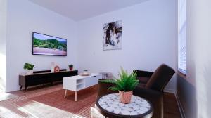 ボニータ・スプリングスにあるStunning 2 BR w/ private patio in perfect locationのソファと椅子のあるリビングルーム