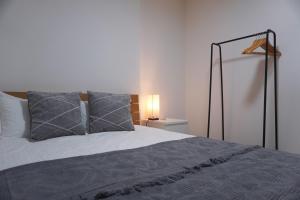 Ένα ή περισσότερα κρεβάτια σε δωμάτιο στο 中崎町駅3分/梅田徒歩圏 100㎡ 3階建独棟町屋まるまる貸切 /梅田/大阪駅