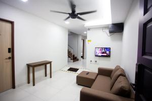 un soggiorno con divano e ventilatore a soffitto di Hom2rex Kuching Homestay Taman Timberland a Kuching