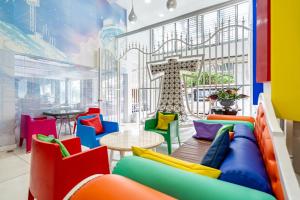 Pokój z kolorowymi krzesłami i stołem w obiekcie The Color Kata w mieście Kata Beach