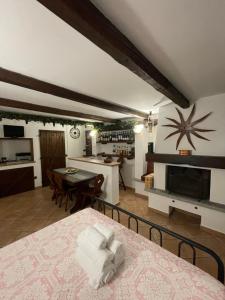 Habitación con cama y cocina con mesa en IL Sole en Caselle Torinese