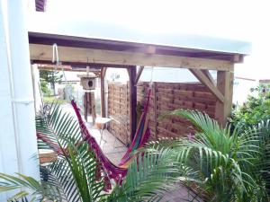 Vrt pred nastanitvijo Logement dans un lieu calme et verdoyant à proximité de tout avec Jacuzzi!!!