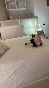 - un lit blanc avec un bouquet de fleurs dans l'établissement Love inn, à Pompéi