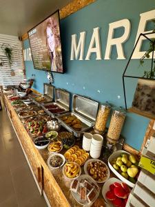 una línea de buffet con muchos tipos diferentes de comida en Hotel Mira Mare, en Ksamil