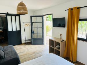 Un pat sau paturi într-o cameră la Le Cabanon