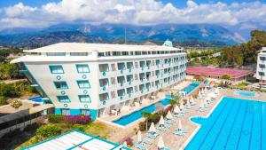 Afbeelding uit fotogalerij van Daima Biz Hotel - Dolusu Aquapark Access in Kemer