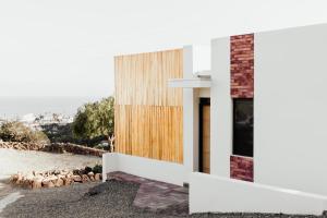 uma casa com um rebanho de ovelhas atrás dela em San Miguel Hills em Ensenada