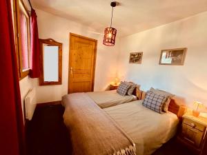 A bed or beds in a room at Appartement 'Paradi Ski, Bike & Hike'