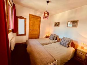 a bedroom with two beds and a window at Appartement 'Paradi Ski, Bike & Hike' in Montalbert