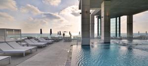 Bazén v ubytování Royal Beach Hotel Tel Aviv by Isrotel Exclusive nebo v jeho okolí