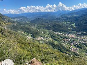 - une vue sur la vallée depuis une montagne dans l'établissement Pedegagia, à Vezzano