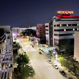 uma rua da cidade à noite com carros e edifícios em İNNPORT HOTEL em Gebze