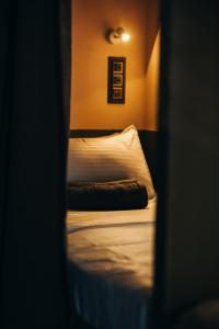 Een bed of bedden in een kamer bij Mellow Ladies Hostel