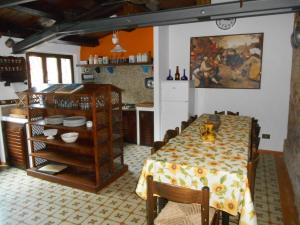 comedor con mesa y cocina en Casale Barbagianni, en Senigallia