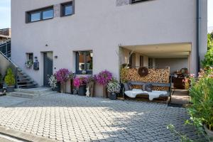 una casa con un banco en la parte delantera en Ferienwohnung Antonia, en Kirchdorf in Tirol